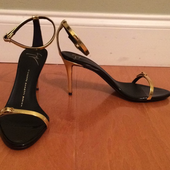 Giuseppe Zanottii Elegant Gold Heels - Picture 3 of 5